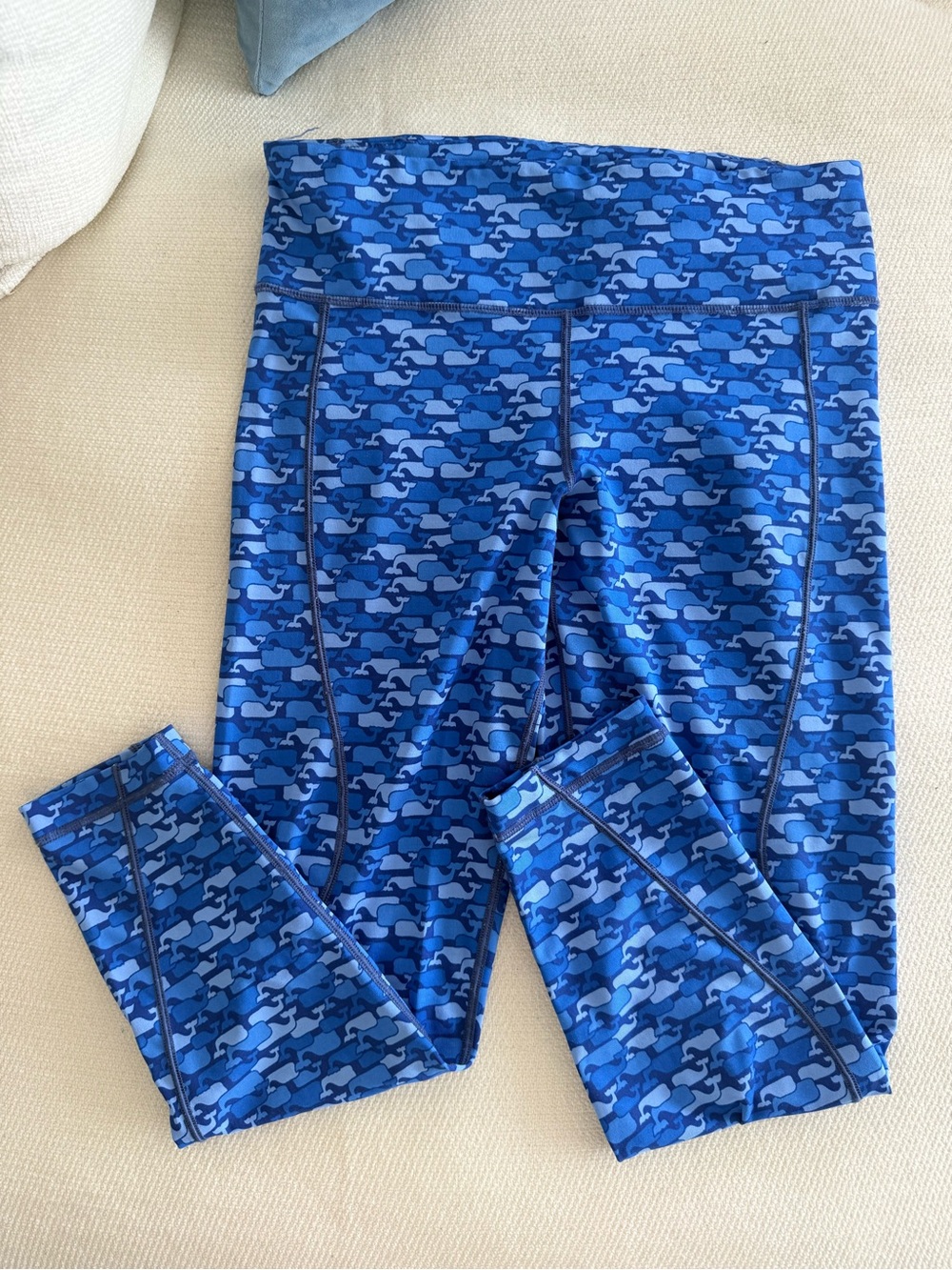 Vineyard Vines Women’s Performance Leggings in Blue Whale Print - Picture 3 of 4